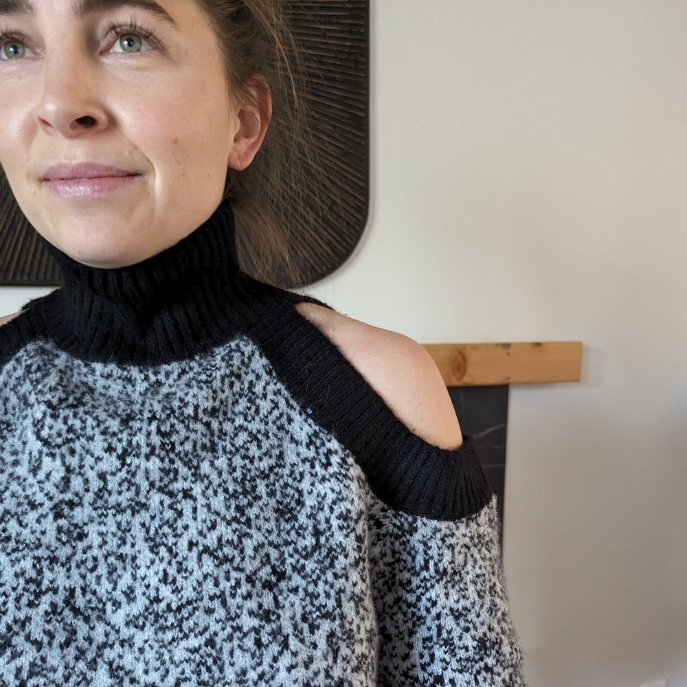 Women's POL Cold Shoulder Turtleneck Sweater Size Small Grey Black NWT - Picture 4 of 12